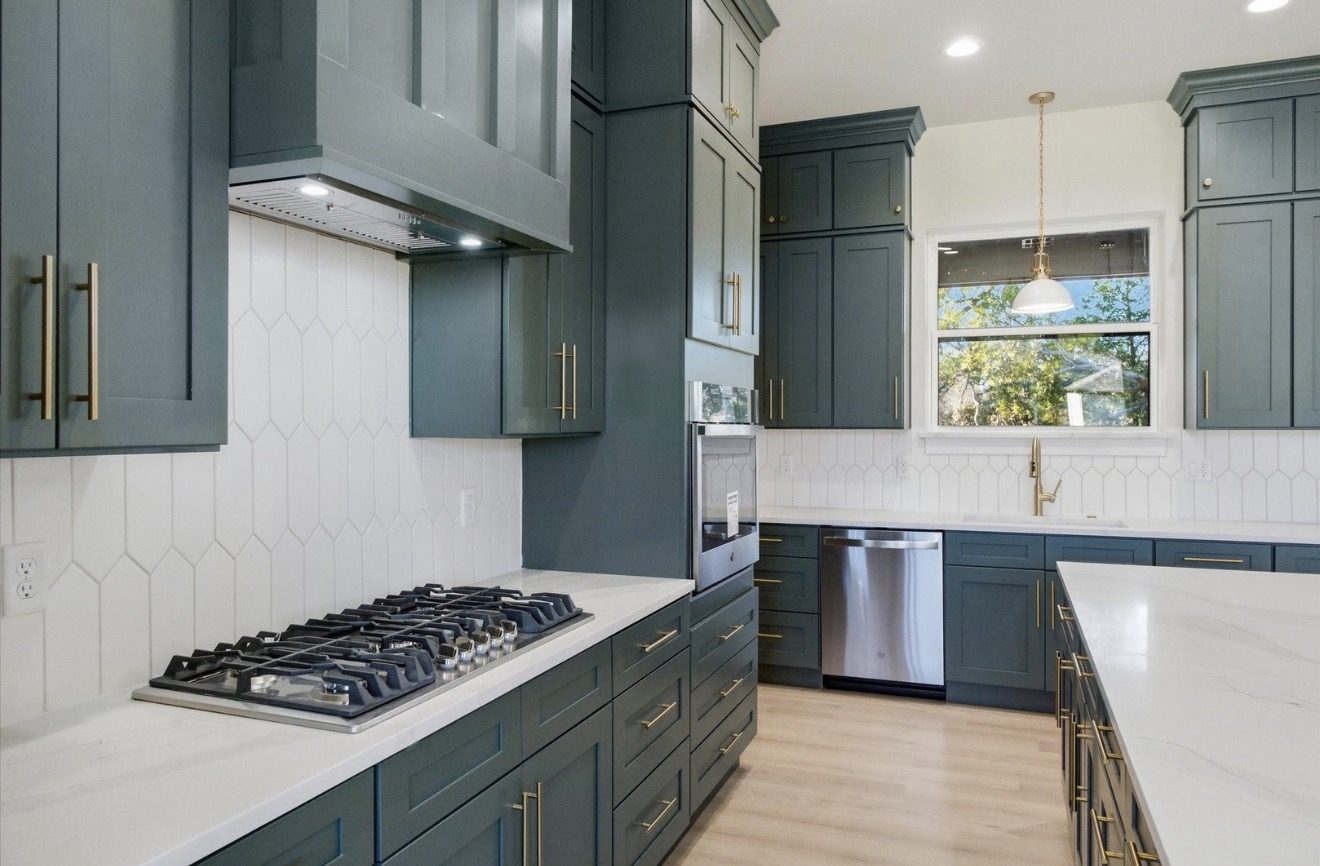 Gas cooktop — Custom hood