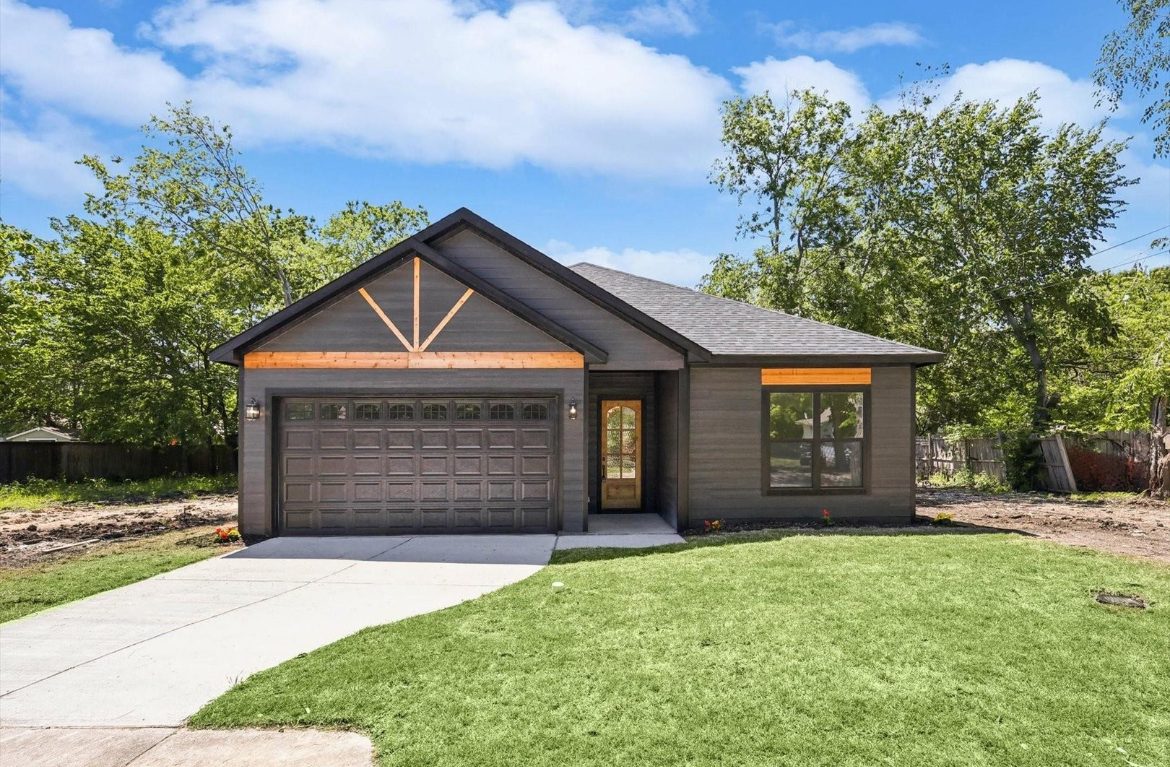 602 Jefferson — Timber gable